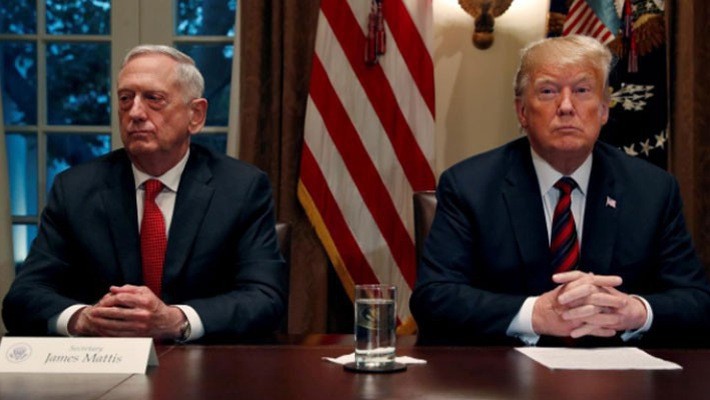 Bộ trưởng Bộ Quốc phòng Mỹ Jim Mattis và Tổng thống Donald Trump tại một cuộc họp báo ở Nhà Trắng hôm 23/12 - Ảnh: Reuters.