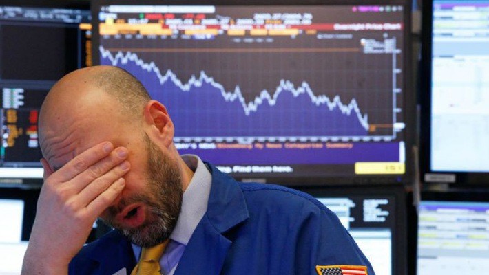 Một nhà giao dịch cổ phiếu trên sàn NYSE ở New York - Ảnh: Reuters.