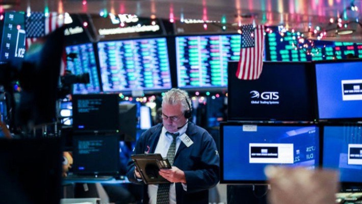 Một nhà giao dịch cổ phiếu trên sàn NYSE ở New York, Mỹ - Ảnh: Reuters.