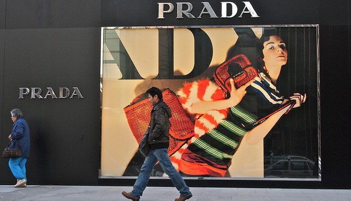 Bên ngoài một cửa hiệu Prada ở Thượng Hải, Trung Quốc.