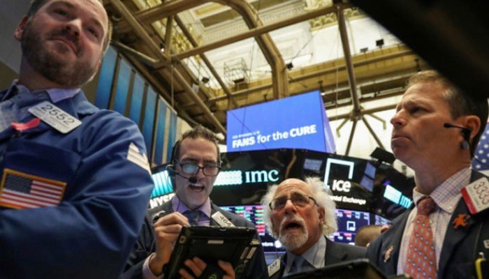 Các nhà giao dịch cổ phiếu trên sàn NYSE ở New York, Mỹ - Ảnh: Reuters.