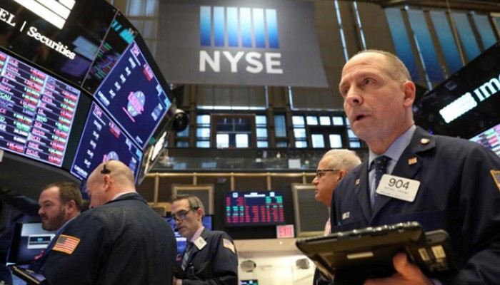 Các nhà giao dịch cổ phiếu trên sàn NYSE ở New York, Mỹ - Ảnh: Reuters.