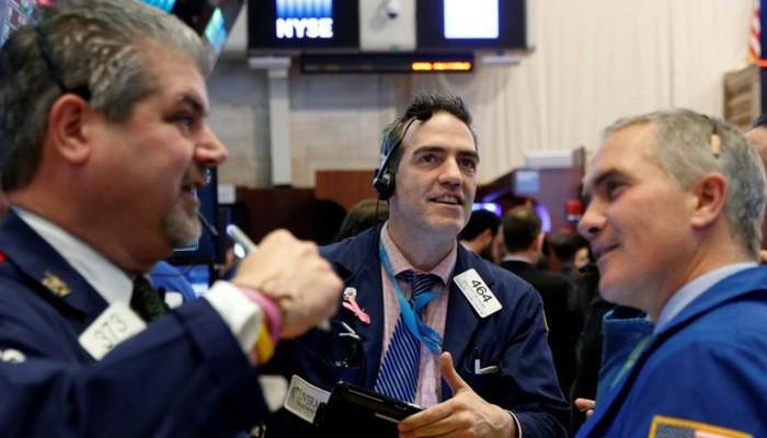 Các nhà giao dịch cổ phiếu trên sàn NYSE ở New York, Mỹ - Ảnh: Reuters.