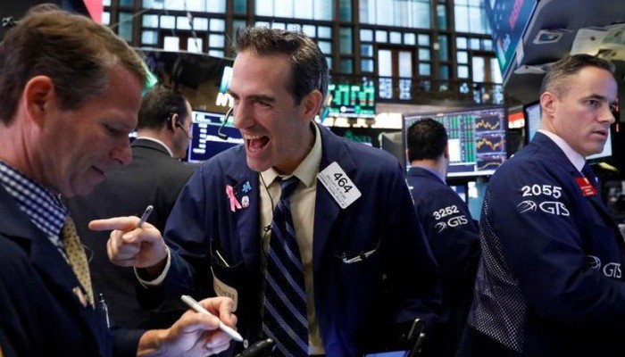 Các nhà giao dịch cổ phiếu trên sàn NYSE ở New York, Mỹ - Ảnh: Reuters.