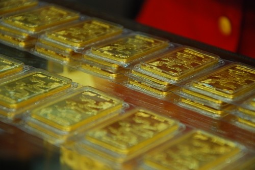 Giao dịch vàng miếng tại một doanh nghiệp trong nước.
