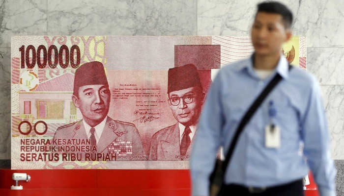 Đồng Rupiah của Indonesia được cho là đối mặt nhiều rủi ro tỷ giá do nước này có thâm hụt cán cân vãng lai - Ảnh: Nikkei.