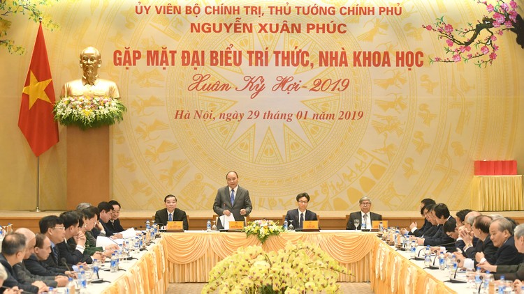 Thủ tướng Chính phủ Nguyễn Xuân Phúc gặp mặt các đại biểu trí thức, nhà khoa học nhân dịp Tết Nguyên đán Xuân Kỷ Hợi. Ảnh: Hiếu Nguyễn