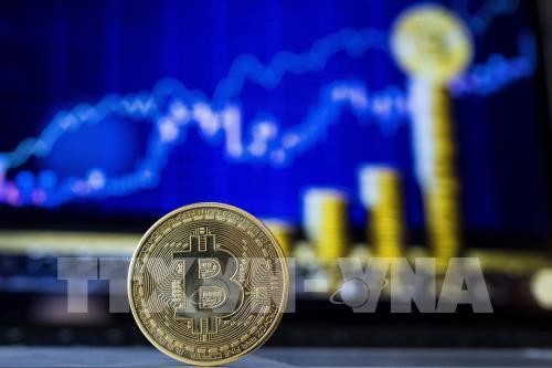 Đồng Bitcoin tại một quầy giao dịch ở Tel Aviv, Israel ngày 6/2/2018. Ảnh: AFP/TTXVN