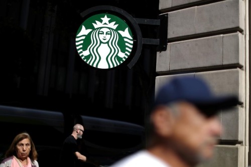 Bên ngoài một cửa hàng Starbucks tạiLos Angeles, California. Ảnh:Reuters