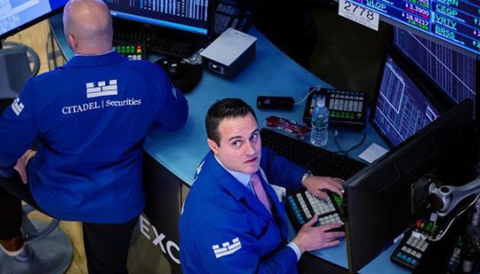 Các nhà giao dịch cổ phiếu trên sàn NYSE ở New York, Mỹ - Ảnh: Getty/CNBC.