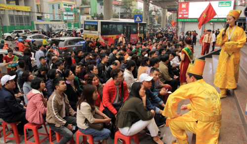 Tại "phố vàng" khác ở Cầu Giấy (Hà Nội), ngay trước giờ đi làm, lượng người ngồi chờ để vào mua vàng cũng rất đông. Ảnh:Anh Tú.