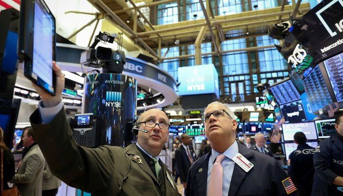 Các nhà giao dịch cổ phiếu trên sàn NYSE ở New York, Mỹ - Ảnh: Reuters.