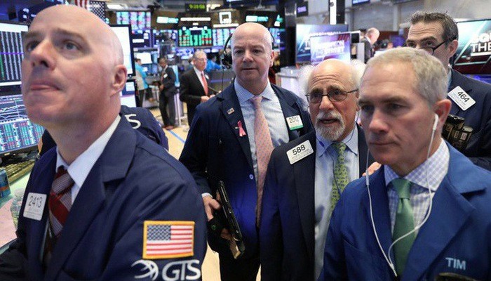 Các nhà giao dịch cổ phiếu trên sàn NYSE ở New York, Mỹ - Ảnh: Reuters.