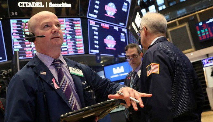 Các nhà giao dịch cổ phiếu trên sàn NYSE ở New York, Mỹ - Ảnh: Reuters.