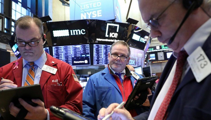 Các nhà giao dịch cổ phiếu trên sàn NYSE ở New York, Mỹ - Ảnh: Reuters.