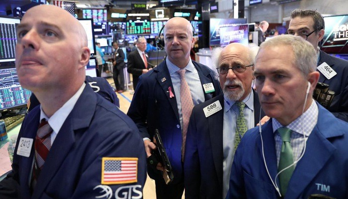 Các nhà giao dịch cổ phiếu trên sàn NYSE ở New York, Mỹ - Ảnh: Reuters.