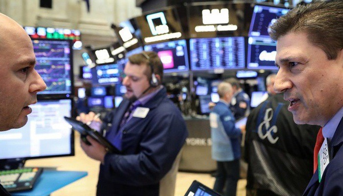 Các nhà giao dịch cổ phiếu trên sàn NYSE ở New York, Mỹ - Ảnh: Reuters.