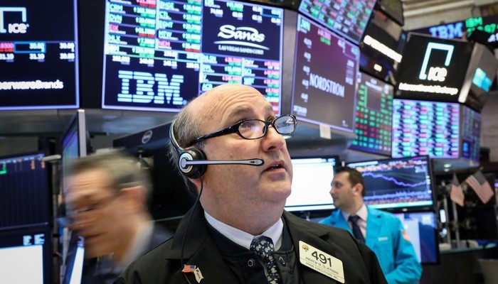 Các nhà giao dịch cổ phiếu trên sàn NYSE ở New York, Mỹ - Ảnh: Reuters.