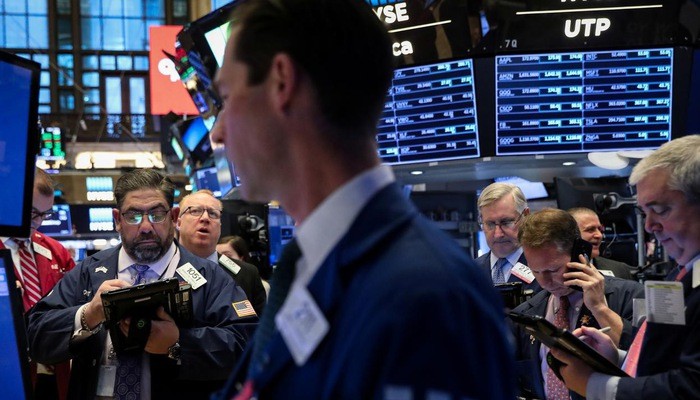 Các nhà giao dịch cổ phiếu trên sàn NYSE ở New York, Mỹ - Ảnh: Reuters.