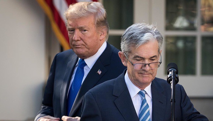 Tổng thống Mỹ Donald Trump (trái) và Chủ tịch FED Jerome Powell - Ảnh: Reuters.