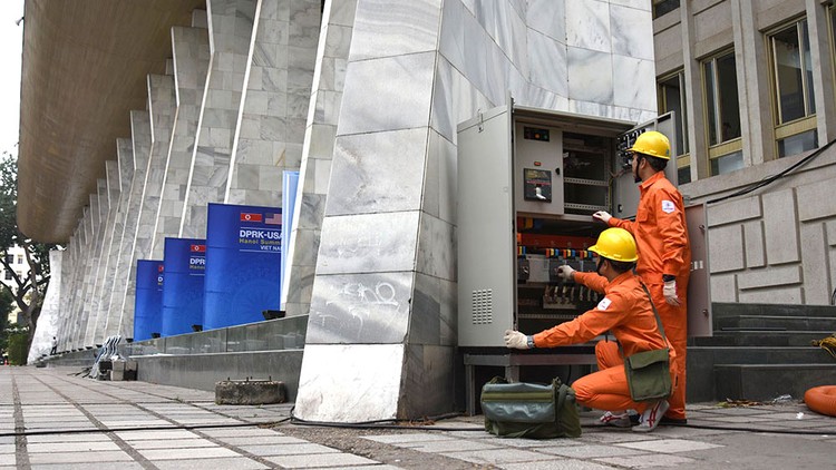 Kiểm tra thiết bị điện để đảm bảo vận hành thông suốt và an toàn tuyệt đối cho Trung tâm Báo chí quốc tế