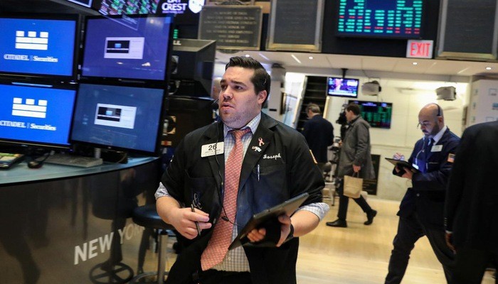 Một nhà giao dịch cổ phiếu trên sàn NYSE ở New York, Mỹ - Ảnh: Reuters.