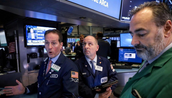 Các nhà giao dịch cổ phiếu trên sàn NYSE ở New York, Mỹ - Ảnh: Reuters.