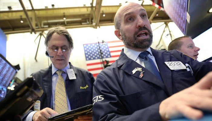 Các nhà giao dịch cổ phiếu trên sàn NYSE ở New York, Mỹ - Ảnh: Reuters.