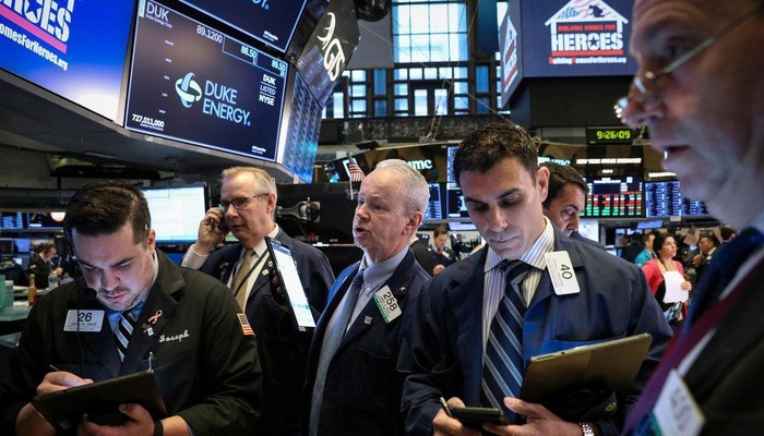 Các nhà giao dịch cổ phiếu trên sàn NYSE ở New York, Mỹ - Ảnh: Reuters.