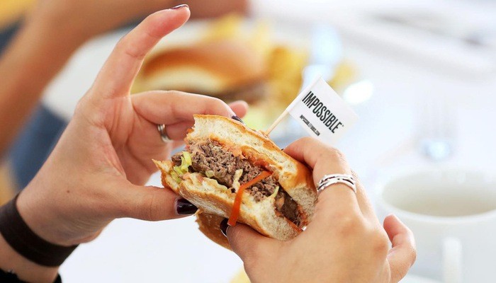 Sản phẩm bánh kẹp thịt thực vật của Impossible Foods - Ảnh: Reuters.