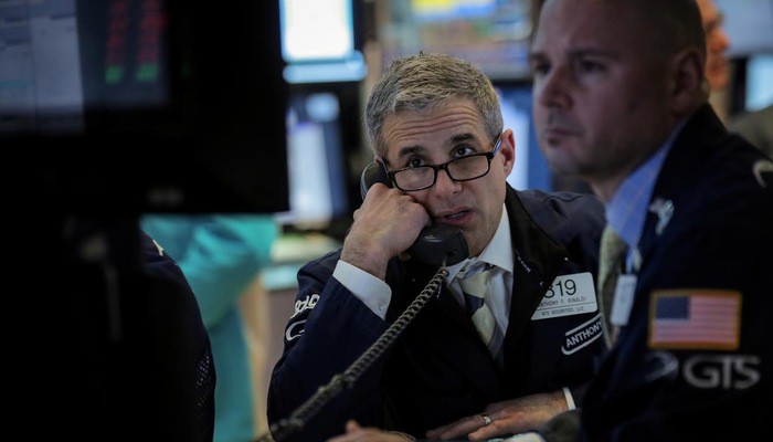 Các nhà giao dịch cổ phiếu trên sàn NYSE ở New York, Mỹ - Ảnh: Reuters.