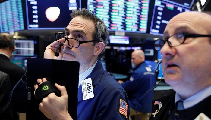 Các nhà giao dịch cổ phiếu trên sàn NYSE ở New York, Mỹ - Ảnh: Reuters.