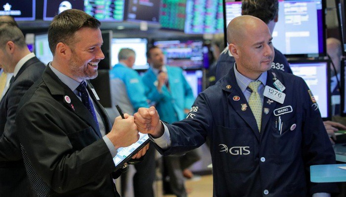 Các nhà giao dịch cổ phiếu trên sàn NYSE ở New York, Mỹ - Ảnh: Reuters.