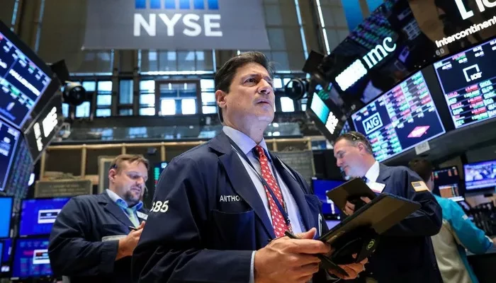 Các nhà giao dịch cổ phiếu trên sàn NYSE ở New York, Mỹ - Ảnh: Reuters.