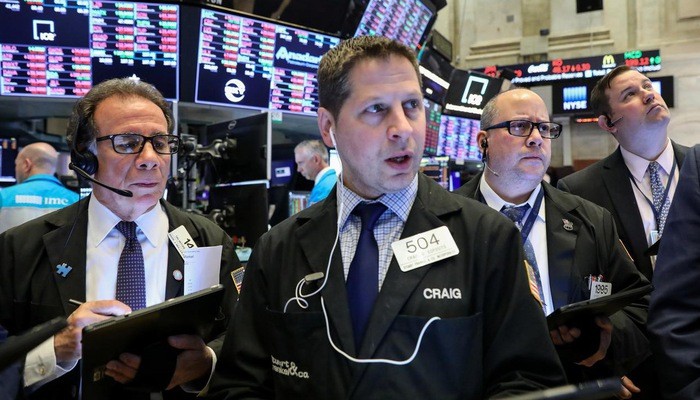 Các nhà giao dịch cổ phiếu trên sàn NYSE ở New York, Mỹ - Ảnh: Reuters.