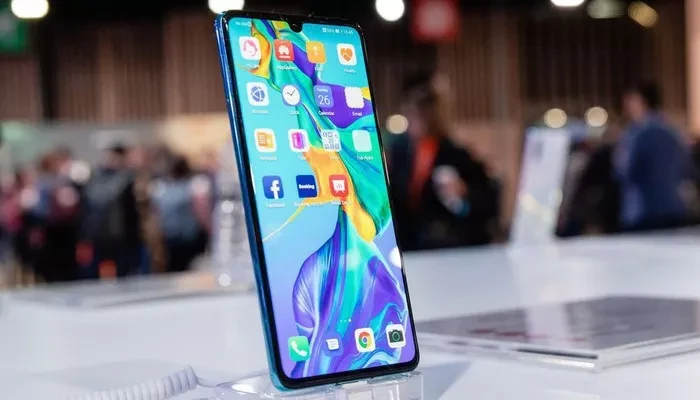 Một chiếc điện thoại P30 của Huawei - Ảnh: Bloomberg.