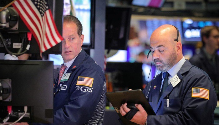 Các nhà giao dịch cổ phiếu trên sàn NYSE ở New York, Mỹ - Ảnh: Reuters.