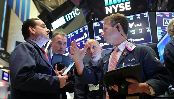 Các nhà giao dịch cổ phiếu trên sàn NYSE ở New York, Mỹ - Ảnh: Reuters.