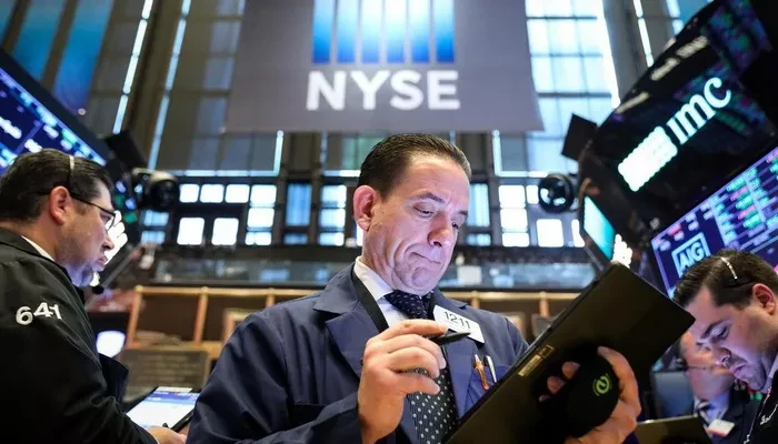 Các nhà giao dịch cổ phiếu trên sàn NYSE ở New York, Mỹ - Ảnh: Reuters.