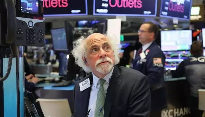 Một nhà giao dịch cổ phiếu trên sàn NYSE ở New York, Mỹ - Ảnh: Reuters.