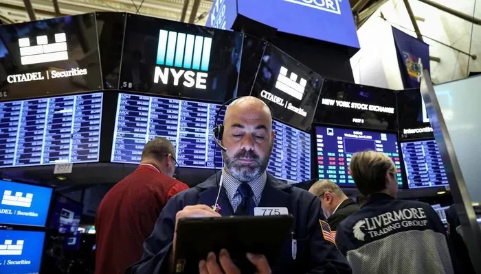 Các nhà giao dịch cổ phiếu trên sàn NYSE ở New York, Mỹ - Ảnh: Reuters.