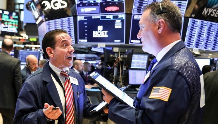 Các nhà giao dịch cổ phiếu trên sàn NYSE ở New York, Mỹ - Ảnh: Reuters.