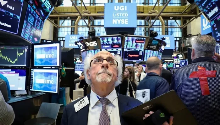 Các nhà giao dịch cổ phiếu trên sàn NYSE ở New York, Mỹ - Ảnh: Reuters.