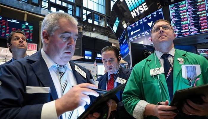 Các nhà giao dịch cổ phiếu trên sàn NYSE ở New York, Mỹ - Ảnh: Reuters.