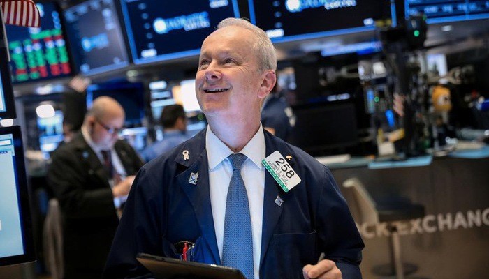 Một nhà giao dịch cổ phiếu trên sàn NYSE ở New York, Mỹ - Ảnh: Reuters.