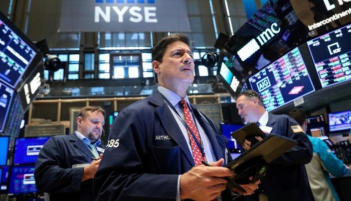 Các nhà giao dịch cổ phiếu trên sàn NYSE ở New York, Mỹ - Ảnh: Reuters.