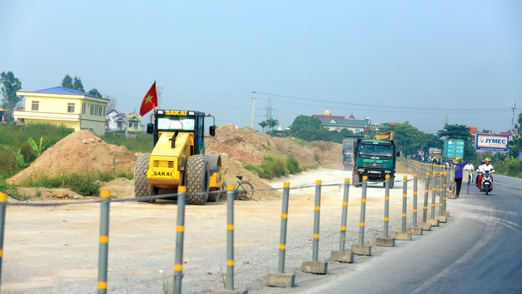 Vướng mắc trong giải phóng mặt bằng là một trong những nguyên nhân gây ách tắc giải ngân vốn ODA. Ảnh: Lê Tiên