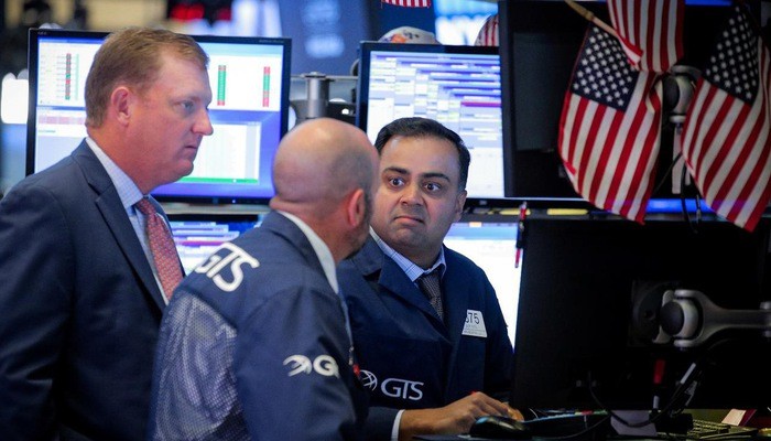 Các nhà giao dịch cổ phiếu trên sàn NYSE ở New York, Mỹ - Ảnh: Reuters.