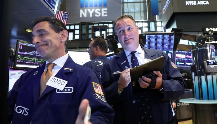 Các nhà giao dịch cổ phiếu trên sàn NYSE ở New York, Mỹ - Ảnh: Reuters.