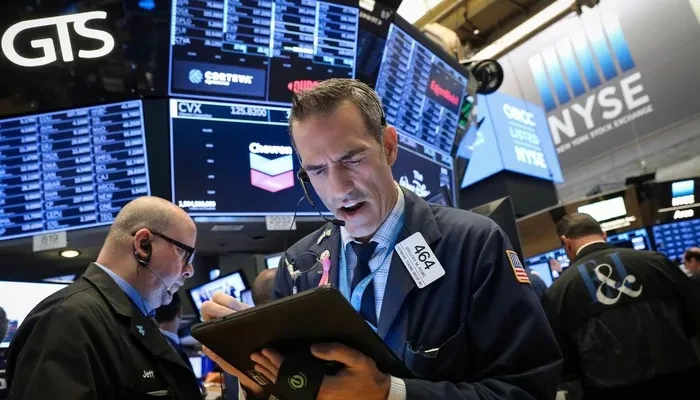 Các nhà giao dịch cổ phiếu trên sàn NYSE ở New York, Mỹ - Ảnh: Reuters.